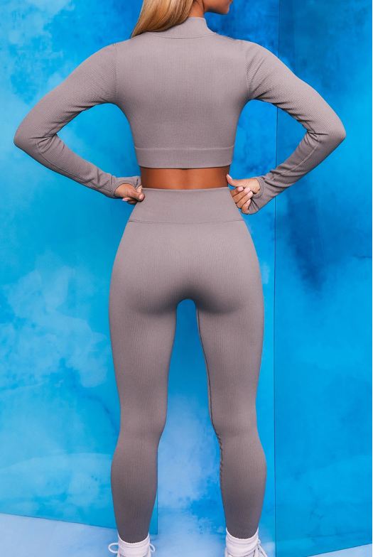 Tutta sportiva con top a maniche lunghe e pantaloni leggings a vita alta