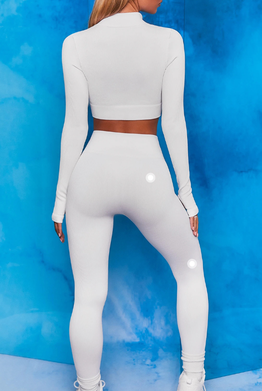 Tutta sportiva con top a maniche lunghe e pantaloni leggings a vita alta