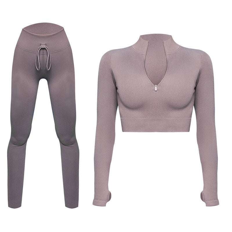 Tutta sportiva con top a maniche lunghe e pantaloni leggings a vita alta