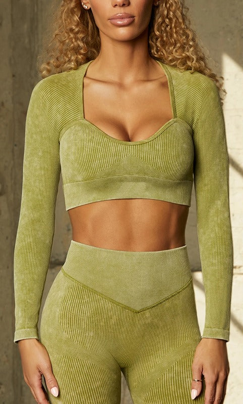 Set sportivo completo di top e pantaloni a vita alta